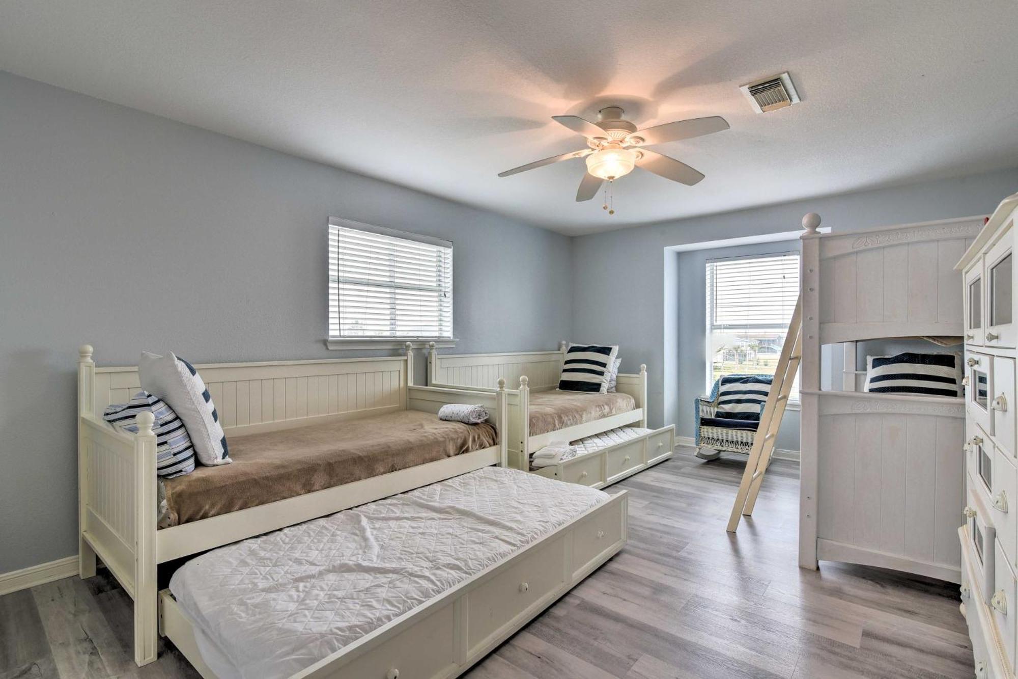 Oceanfront Galveston Home - Walk To Beach! ภายนอก รูปภาพ