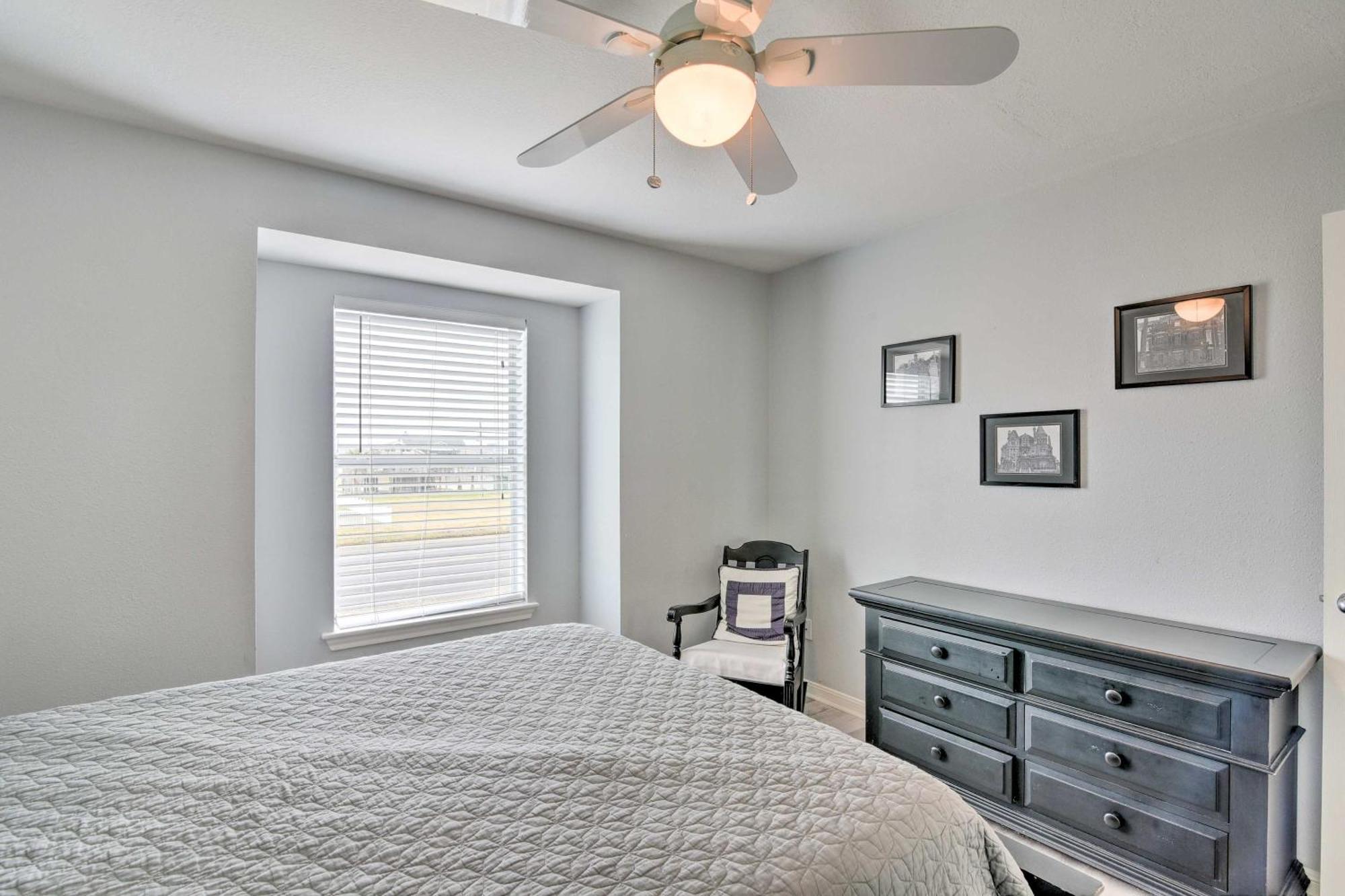 Oceanfront Galveston Home - Walk To Beach! ภายนอก รูปภาพ